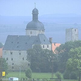 Burg Zilly, Bild: Blick von einem Hügel auf die Befestigungsanlage im Tal